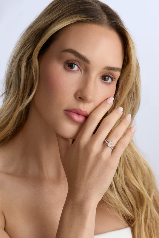 18K White Gold 2.52 ct L/VS2 Cushion Ontaango Solitaire Ring Set